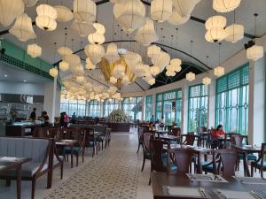 En restaurang eller annat matställe på Le Champ Tu Le Resort Hot Spring & Spa