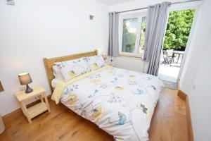 um quarto com uma cama e uma janela em The Loft, Angmering-On-Sea em East Preston