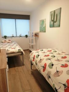 een slaapkamer met 2 bedden en een cactus bij CALIDRIS De Panne in De Panne