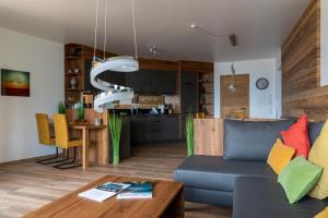 - un salon avec un canapé bleu et une table dans l'établissement Apartments Adlerhorst Top 1, à Zell am See