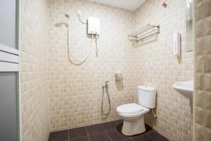 シティアワンにあるSam Hotelのバスルーム(シャワー、トイレ、シンク付)