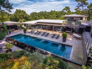 - une vue aérienne sur une maison avec une piscine dans l'établissement Villa AmanJango, à Seignosse