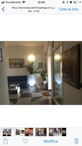 Ofrece vistas a una sala de estar con sofá y sala de estar. en Hotel La Conchiglia en La Maddalena