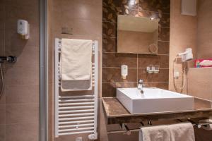 uma casa de banho com um lavatório e um espelho em Flair Hotel Villa Ilske em Bad Kösen