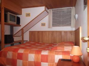 a bedroom with a bed and a chalkboard on the wall at Gîte Fluvial de La Baie de Somme Le Lihoury in Saint-Valery-sur-Somme