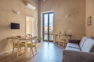 una sala de estar con una mesa y un sofá en Conte Federico Apartments, en Palermo