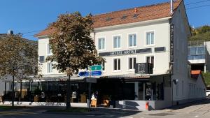 un grand bâtiment blanc au coin d'une rue dans l'établissement Hotel Artist, à Biel