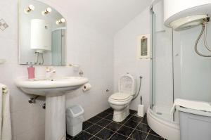 Et badeværelse på Apartman Decor + 21 billeder