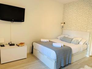 una camera con letto e TV a schermo piatto di Apartamento Iris a Benalmádena