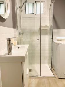 bagno bianco con doccia e lavandino di Apartamento Iris a Benalmádena