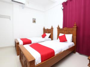 Uma cama ou camas num quarto em Super OYO 89435 Nusantara Group Hotel