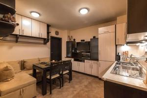 Kuchyň nebo kuchyňský kout v ubytování Charming, Fully-furnished, 2-bedroom apartment by Flat Mаnager