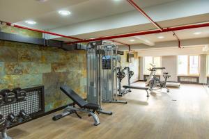 un gimnasio con varias cintas de correr y máquinas de ejercicio en Boutique 19 Hotel, en Baku