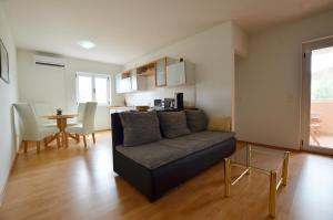 - un salon avec un canapé et une table dans l'établissement Apartment Kliska, à Rovinj