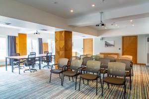 Una sala de conferencias con una mesa y sillas. en Boutique 19 Hotel, en Baku 89 fotos más