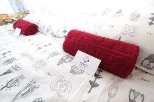 Una cama con colcha roja con dibujos. en BedandBike Rooms, en San Petersburgo