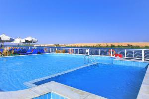 Bazén v ubytování Jaz Crown Jubilee Nile Cruise - Every Thursday from Luxor for 07 & 04 Nights - Every MondayFrom Aswan for 03 Nights nebo v jeho okolí