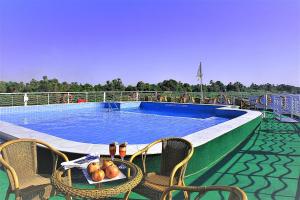 Bazén v ubytování Jaz Crown Jubilee Nile Cruise - Every Thursday from Luxor for 07 & 04 Nights - Every MondayFrom Aswan for 03 Nights nebo v jeho okolí