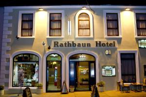um edifício com um hotel rauthurn escrito nele em Rathbaun Hotel em Lisdoonvarna
