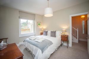 um quarto com uma cama com toalhas em Garden Apartment - 11 Southcot Place em Bath