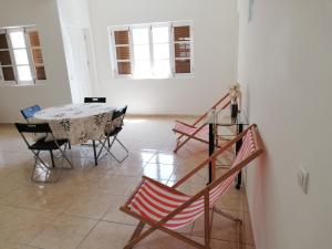 ein Esszimmer mit einem Tisch und Stühlen in der Unterkunft Résidence Yô in Mindelo