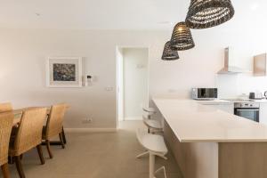Virtuvė arba virtuvėlė apgyvendinimo įstaigoje CAPLAGE -Beach Front Luxury Apartment at Searock
