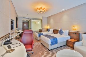 Un televizor și/sau centru de divertisment la VIP Hotel Doha Qatar