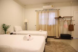 First Residence客房内的一张或多张床位