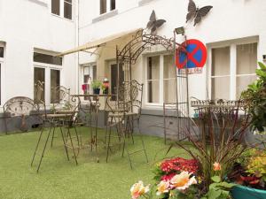 スパにあるBeautiful Apartment in Spa Belgium with Jacuzziのパティオ(椅子、蝶が飾られたテーブル付)