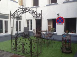 um portão de metal com cadeiras e um sinal em frente a um edifício em Beautiful Apartment in Spa Belgium with Jacuzzi em Spa