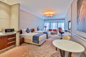 Un televizor și/sau centru de divertisment la VIP Hotel Doha Qatar