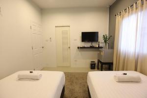 First Residence客房内的一张或多张床位