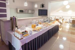 a long table with food on it in a restaurant at WILLA ROSOCHACZ Starachowice in Starachowice
