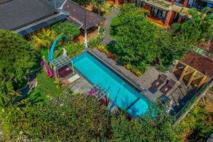 Pondok Kutuh Guest House veya yakınında bir havuz manzarası