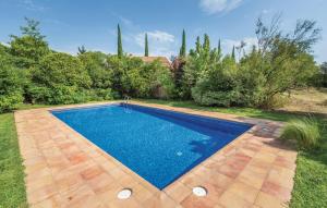 una imagen de una piscina en un patio en Oliver Conti, en Capmany