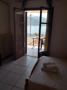 A bed or beds in a room at Haus Pigadi