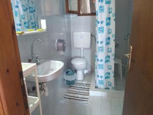 A bathroom at Haus Pigadi