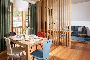 uma sala de jantar com uma mesa de madeira e cadeiras em Hotel zum Glockenturm em Marktl