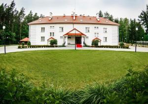 duży biały budynek z czerwonym dachem w obiekcie WILLA ROSOCHACZ Starachowice w mieście Starachowice