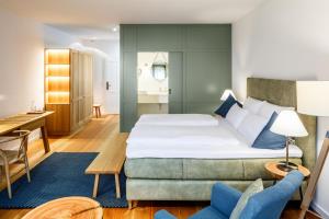 pokój hotelowy z dużym łóżkiem i biurkiem w obiekcie Hotel zum Glockenturm w mieście Marktl