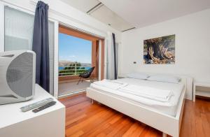 Posteľ alebo postele v izbe v ubytovaní Luxury Seafront Villa Exclusive Pag with private pool by the beach on Pag island + 37 fotografií