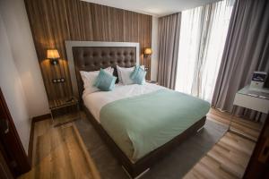 En eller flere senger på et rom på SBN Suite Hôtel