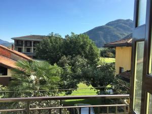 - une vue sur la cour depuis le balcon d'une maison dans l'établissement CASAVACANZA CHIARA, à Gravellona Toce