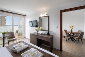 TV a/nebo společenská místnost v ubytování Kapetanios Limassol Hotel