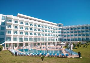Der Swimmingpool an oder in der Nähe von MH Peniche