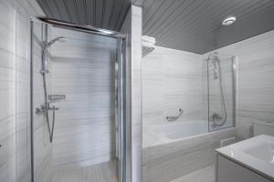 Koupelna v ubytování Kapetanios Limassol Hotel
