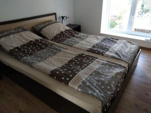 Una cama con cuatro almohadas encima. en Самостоятелен етаж от къща за гости en Haskovo