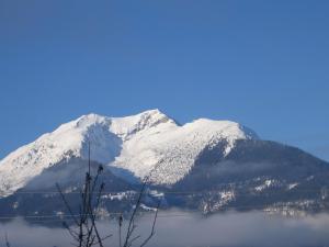 Vista generica sulle montagne o vista sulle montagne dall'interno della casa vacanze