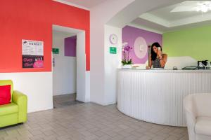 The lobby or reception area at Hotel la Perla