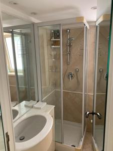 Ένα μπάνιο στο Suite Apartment in MC Center, 5min walk to Casino & the Port and 1min from underground train station